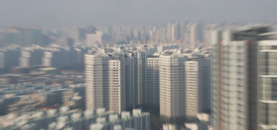 정부의 규제에도 고삐 풀린 수원 아파트값이 좀처럼 진정되지 않고 있다. 최근 광교신도시 일대에서 15억원이 넘는 아파트가 속속 거래되고 있다.  연합뉴스